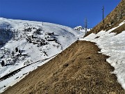 19 Strisce di neve  nei pratoni esposti al sole